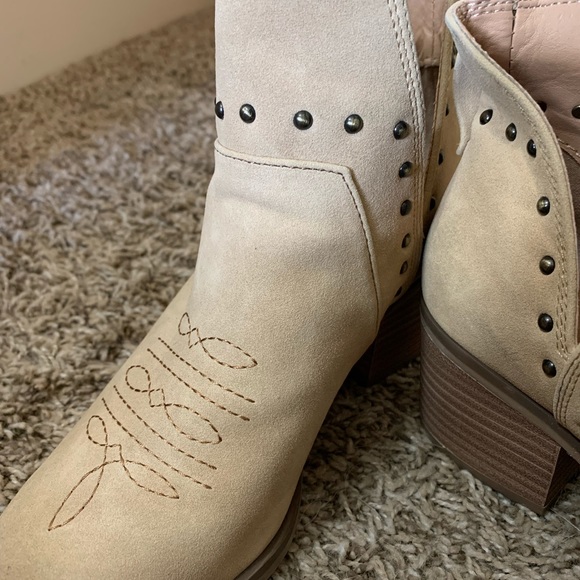 Universal Thread Taupe Booties Size 6 - Picture 3 of 5